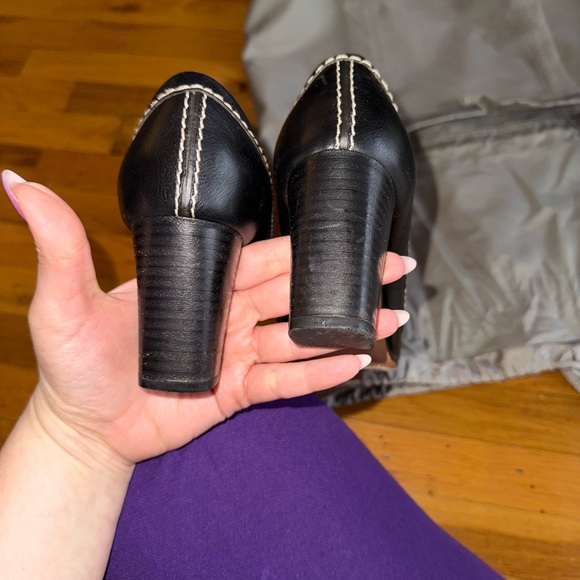 Chic Chloe Leather Women's Pumps - Picture 2 of 6